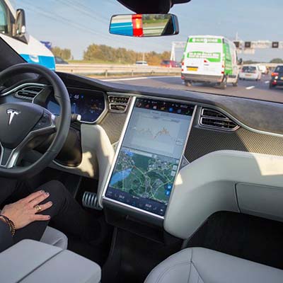 Tesla promete atualização do sistema de veículos autonômos, preocupando a indústria automobilística